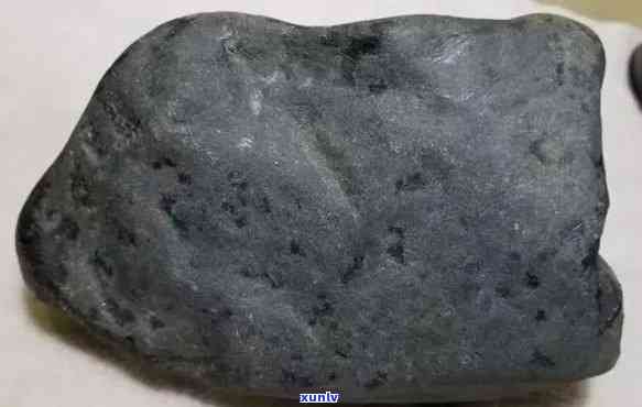 揭秘翡翠黑皮料的产出场口：哪个石是你的心头好？