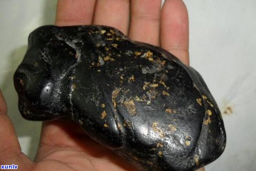 探秘黑皮翡翠：独特石的皮壳下蕴藏的珍稀之美