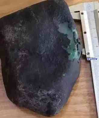 黑皮翡翠原石的场口与特点：了解黑皮翡翠来自哪个矿口及毛料、去皮后的表现