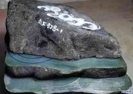 黑皮翡翠原石的场口与特点：了解黑皮翡翠来自哪个矿口及毛料、去皮后的表现