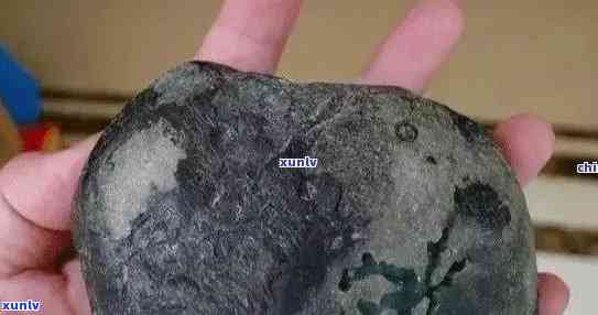 揭秘黑皮翡翠原石的真实价值：它是否真的值钱？