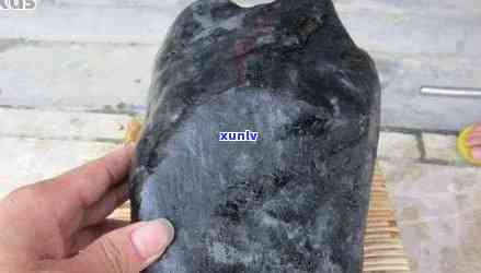 揭秘黑皮翡翠原石的真实价值：它是否真的值钱？