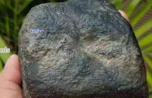 黑皮莫西沙翡翠原石特征解析：皮壳与宝石融合的独特魅力