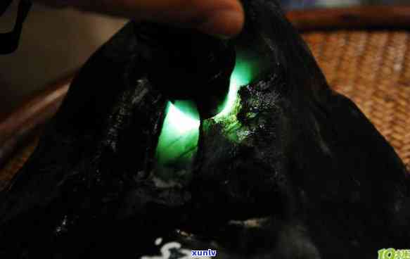 翡翠原石：黑皮珍品，收藏与鉴赏的完美结合