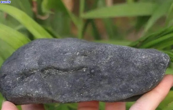 翡翠原石：黑皮珍品，收藏与鉴赏的完美结合