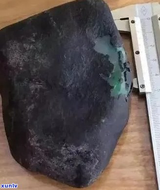 '翡翠黑皮壳原石价值评估与料质解析'