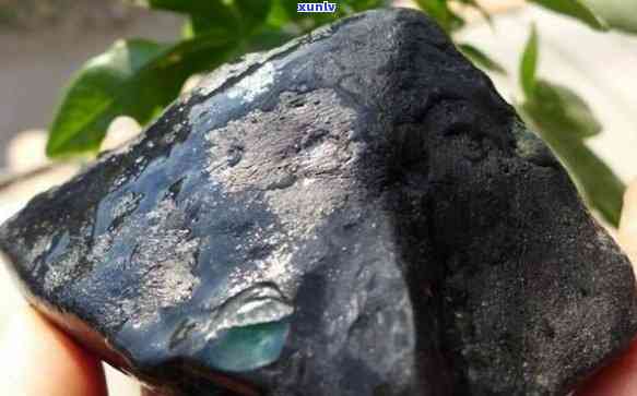 '翡翠黑皮壳原石价值评估与料质解析'