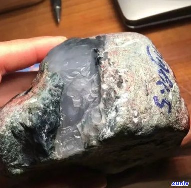 探究黑皮壳翡翠原石的类型与颜色：一种解析与发现之旅
