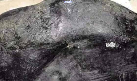 揭秘黑皮壳翡翠原石：真相大白，究竟是什么？