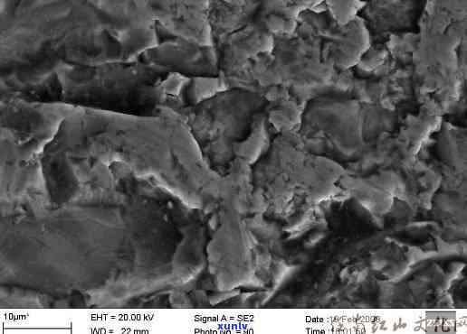 黄龙玉的微观结构分析：晶质与粒状特性研究
