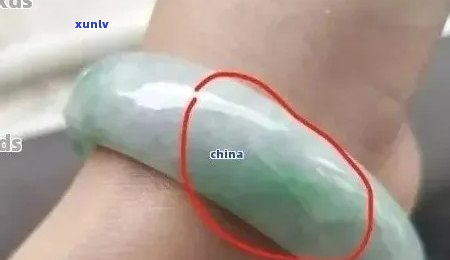 '翡翠镯子表面的小坑是如何形成的：探究其原因'