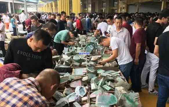 揭秘郑州翡翠原石交易市场：一场真正的绿 *** 惑之旅