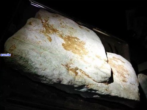阳山翡翠玉石原石：一种罕见自然美的探寻之旅