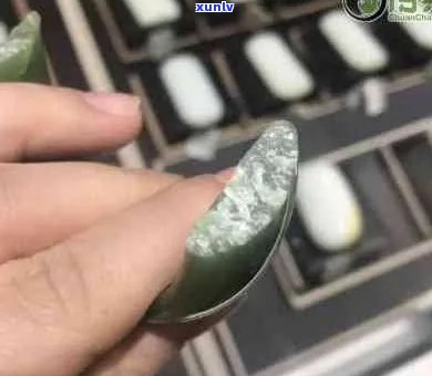 如何修复镶嵌的玉石脱落问题？使用何种胶水粘合？