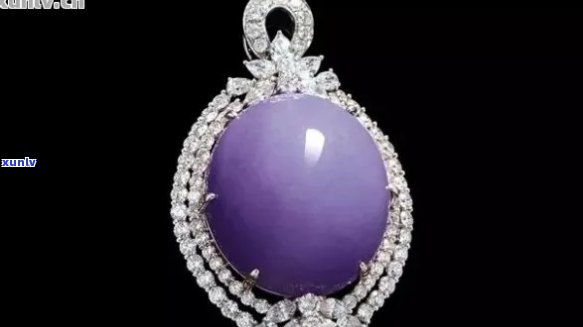 阳光下翡翠的紫色之谜：探索翡翠宝石的颜色成因与选购技巧