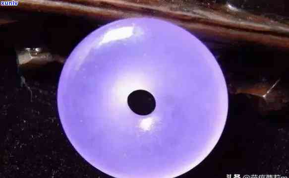 阳光下翡翠的紫色之谜：探索翡翠宝石的颜色成因与选购技巧