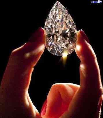 探究钻石与玉石的独特之处：从价值、解析到宝石选择的全方位比较