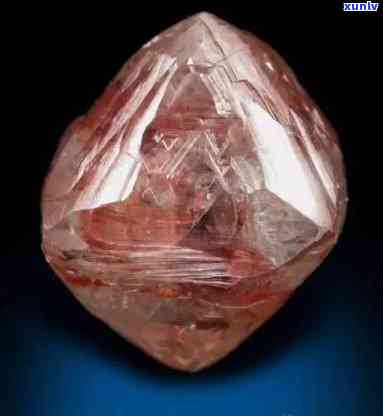 探索钻石原石的形状、颜色和质量：一次全面的了解之旅