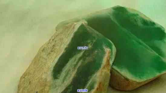 翡翠石头的奇特相似之处：超越表面的视觉误导
