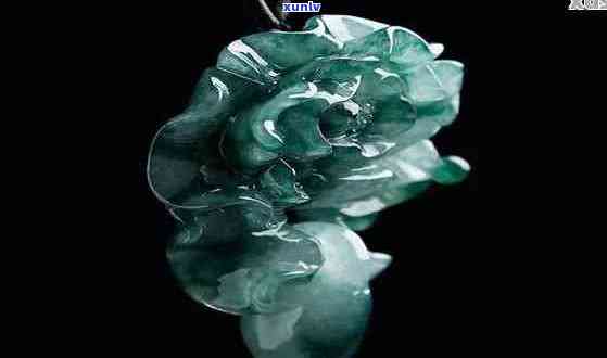 翡翠宝石中的独特小花：揭秘其寓意与象征意义