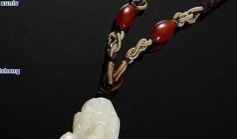 翡翠佛珠：释迦牟尼吊坠的寓意与象征