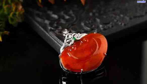 红石榴玉石：翡翠之美与寓意的完美结合