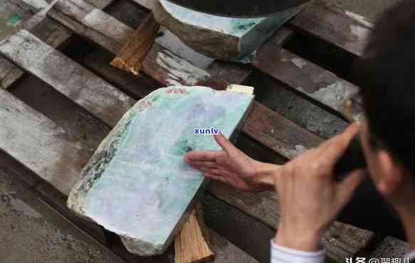 郑州市翡翠原石加工：从挑选到精雕细琢，全方位解析全过程及技巧