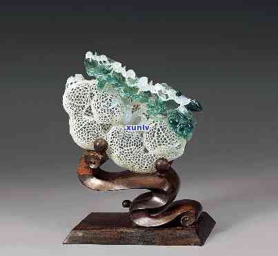 '翡翠镂空摆件的雕刻技艺及收藏价值分析：高品质镂空挂件的欣赏与选购'