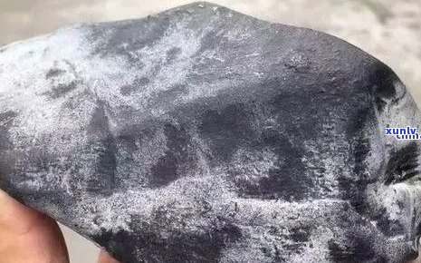翡翠原石的皮壳：探索石皮背后的知识与价值