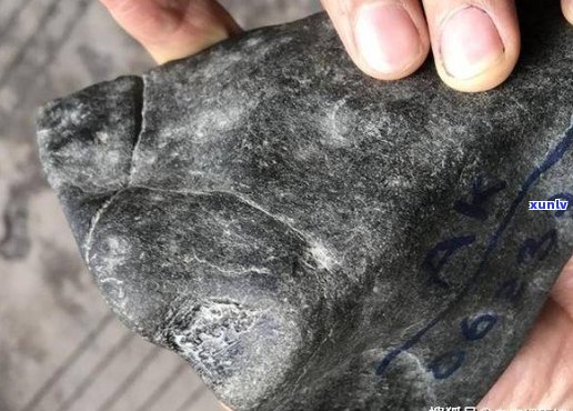 翡翠原石的皮壳：探索石皮背后的知识与价值