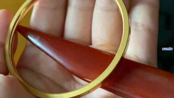'运用古法修复金手镯划痕，玛瑙成为黄金的完美替代品'