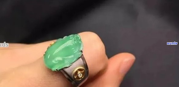 翡翠金蟾戒指佩戴技巧：适合戴在哪些手指以及如何正确搭配？