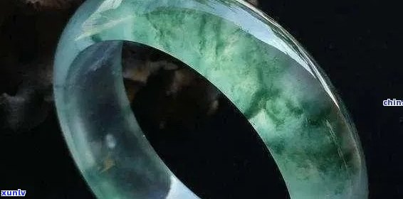 翡翠手镯中玻璃种的价值与价格分析：透明度的影响