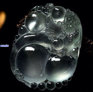 探索翡翠宝石：透明玻璃种的种类及其价值