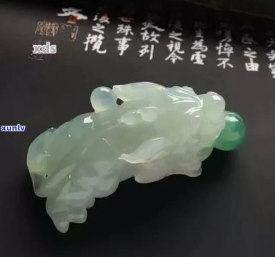 黄色冰种翡翠貔貅招财女款吊坠：天然寓意与价格解析