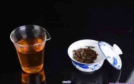 普洱茶杯子底部黑色物质的真相：为什么会出现？如何清洗？