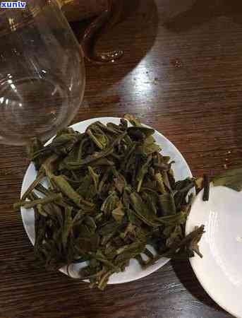 普洱茶冲泡后的黄绿色：探究生茶与熟茶的差异及其独特魅力