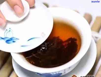 普洱茶泡出的茶水有油脂现象，这是为什么？如何解决？