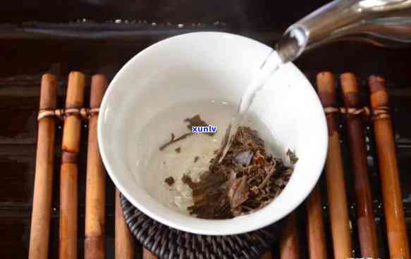 探索普洱茶冲泡时间：之一泡几分才是正确的 *** ？生茶与熟茶有何差异？