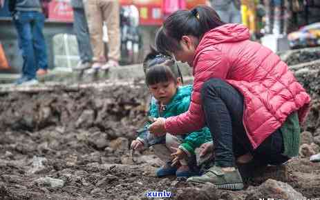 翡翠草绿品种价值分析：为什么草绿翡翠如此珍贵？购买时应如何辨别真伪？