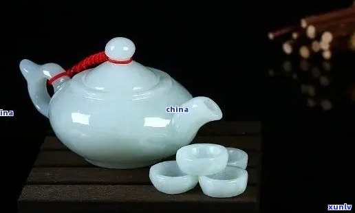 翡翠小茶壶挂件：寓意吉祥与健康的文化摆件解析