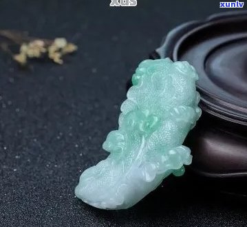 翡翠玉白菜吊坠裂纹影响财运？寓意是什么？