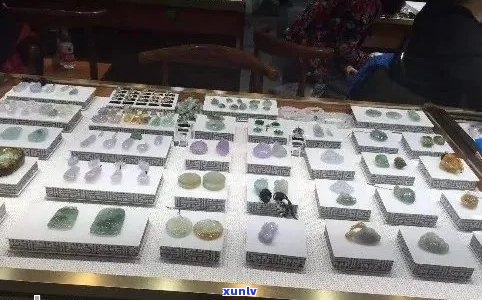  神秘老板在苏州市场中游走，十全街玉石店的玉器交易引发猜测