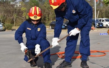 糯冰飘蓝花手镯详细介绍：材质、款式、保养与搭配指南，让你轻松选择与佩戴