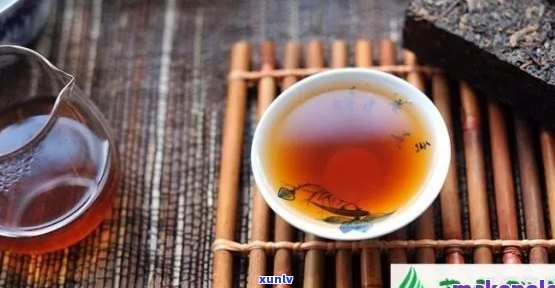 喝普洱茶对胃有什么好处：缓解胃痛、促进消化、降低胆固醇。