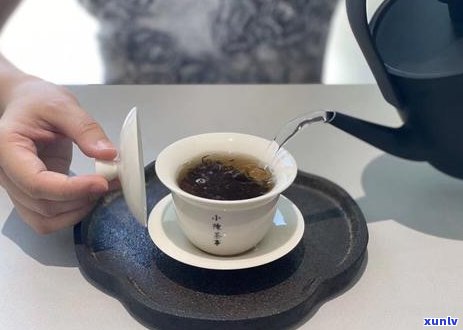 混合口感的奇妙茶饮：白茶与普洱茶的独特融合