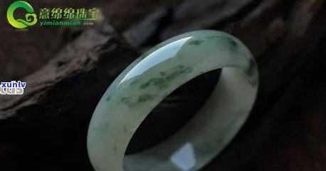 17000元的翡翠飘花手镯真实价值与寓意：一般飘花翡翠手镯多少钱？