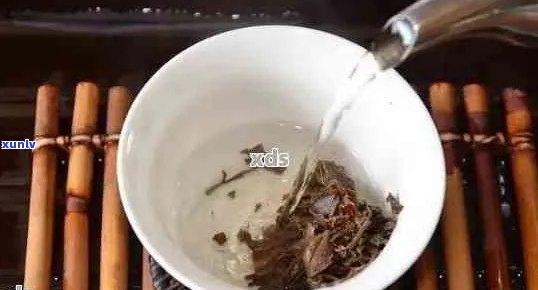 普洱茶膏冲泡技巧与口感分析：如何选择茶叶、水控制及品鉴 *** 