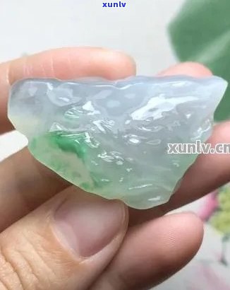 翡翠飘色花的含义、象征及用途是什么？