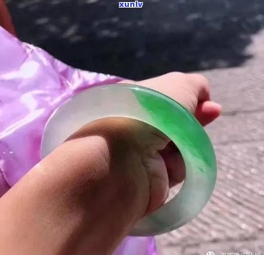 胖子戴什么翡翠好呢？女生适合什么样的翡翠饰品？如何选择手镯？